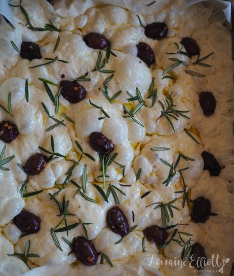 Pan Focaccia No Knead with Big Bubbles Italian Focaccia Recipe, Rosemary Focaccia, Focaccia Bread Recipe, Focaccia Recipe, Protein Bread, Bread Art, Olive Relish, Big Bubbles, Focaccia Bread