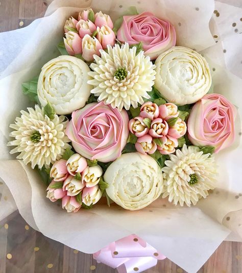 Kerry’s Bouqcakes on Instagram: “NEW 💕 NEW 💕 NEW 💕 cupcake bouquet course now available. Would you like to learn how to make a bouquet structure and professionally wrap for…” Cupcakes Flowers Bouquet, Bouquet Of Cupcake Flowers, Simple Cupcake Bouquet, Flower Bouquet Cupcake Cake, Flower Cupcake Boquets, Cupcake Bouquet Tutorial, Cactus Rose, Cupcakes Flores, Cupcake Flower Bouquets