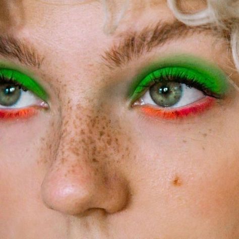 Red And Green Eye Makeup, Eyeliner Idea, Funky Makeup, Face Art Makeup, Smink Inspiration, Eye Makeup Designs, Dope Makeup, Bold Makeup, Creative Eye Makeup