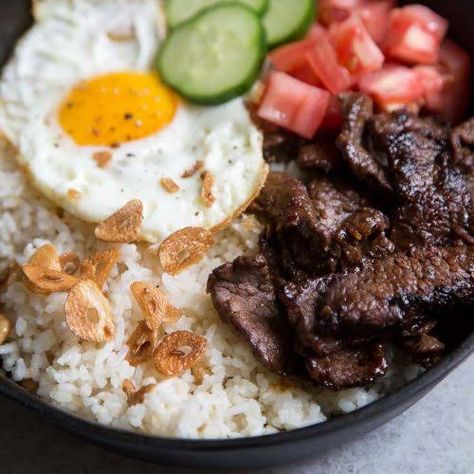 Beef Tapa, Filipino Breakfast, Rice Fried, Garlic Chips, Pinoy Foods, Boneless Ribs, Bulgogi Recipe, Garlic Fried Rice, Protein Packed Snacks