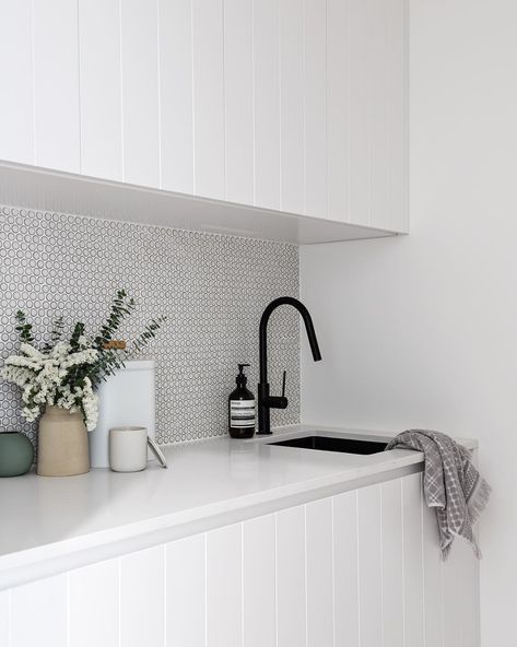 La crédence texturée donne du relief à la cuisine blanche Pennyround Tile, Powder Room Tile, Penny Tiles, Engineered Timber Flooring, Laundry Design, Penny Tile, The Stables, Modern Laundry Rooms, Laundry Room Inspiration