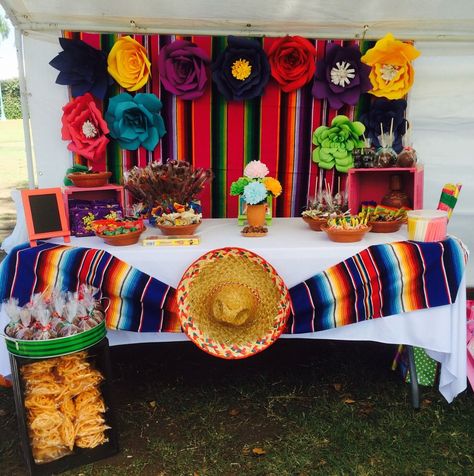 Decoración Y Adornos Para Fiestas Mexicanas 【Ideas Mexican Christmas Party, Fiesta Mexicana Ideas, Mexican Theme Party Decorations, Mexican Theme Party, Mexican Birthday Parties, Mexican Party Decorations, Mexican Fiesta Party, Quince Decorations, Fiesta Birthday Party