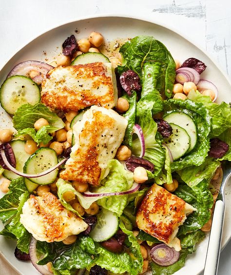 Grilled Halloumi Salad Recipe Halloumi Salad Recipes, Hearty Salad Recipes, Cheese Salad Recipes, Halloumi Salad, Plats Healthy, Grilled Halloumi, Hearty Salads, Cheese Salad, Think Food