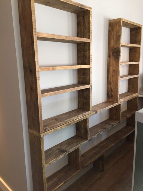 Reclaimed Wood Bookcase, Minimalist Shelves, Wood Furniture Plans, Scaffold Boards, Bookshelf Styling, Bookshelf Design, Wood Bookcase, Bookshelves Diy, Diy Shelves