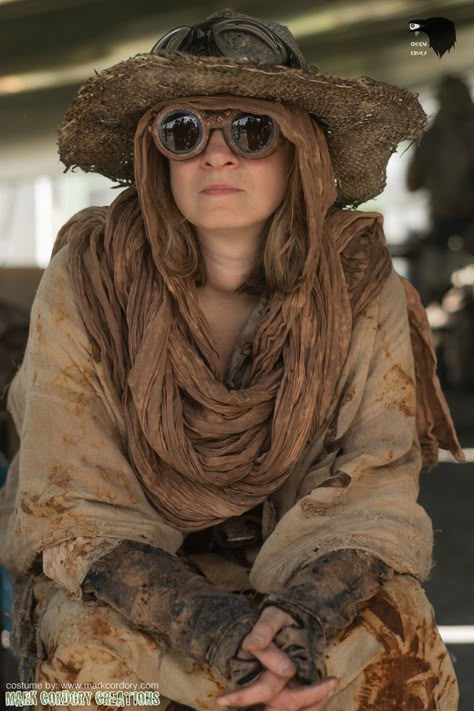 Desert Nomad Clothing, Post Apocalyptic Costume Women, Post Apocalypse Costume, Mad Max Aesthetic Outfit, Postapocalyptic Style Woman, Desert Post Apocalyptic, Merchant Clothes, Desert Fantasy Clothing, Desert Goggles