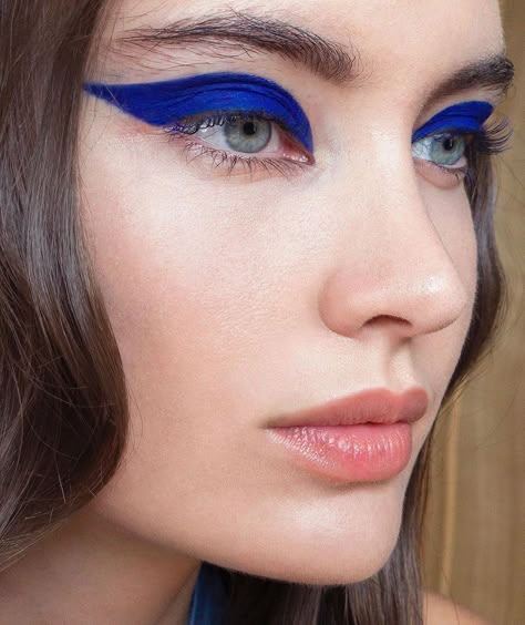 SHISEIDO: All eyes are on you with Kajal InkArtist in Gunjo Blue. To keep statement-making... - Alo Japan Grafik Eyeliner, Graphic Eyeliner Looks, Editorial Make-up, Beauty Fotografie, Bold Eyeliner, Retro Makeup, Graphic Eyeliner, Seventies Fashion, Beauty Make-up