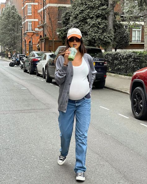 Ola on Instagram: “Officially in my last month of pregnancy and gained around 13 kilos so far. How are all my prego ladies doing ? #pregnant…” Hipster Mom Style, Last Month Of Pregnancy, Pregnant Street Style, Pregnacy Fashion, Summer Pregnancy Outfits, Casual Maternity Outfits, Winter Maternity Outfits, Pretty Pregnant, Mum Fashion