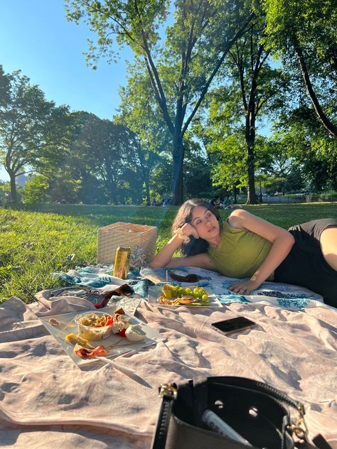 Central Park New York City summer picnic. 
Sunset, cheese board, summer outfits Picnic In Central Park Nyc, Central Park Picnic Aesthetic, Picnic Park Aesthetic, Summer Park Aesthetic, Park Date Aesthetic, Gloomy Flowers, Park Picnic Ideas, Park Summer Aesthetic, Park Picnic Aesthetic