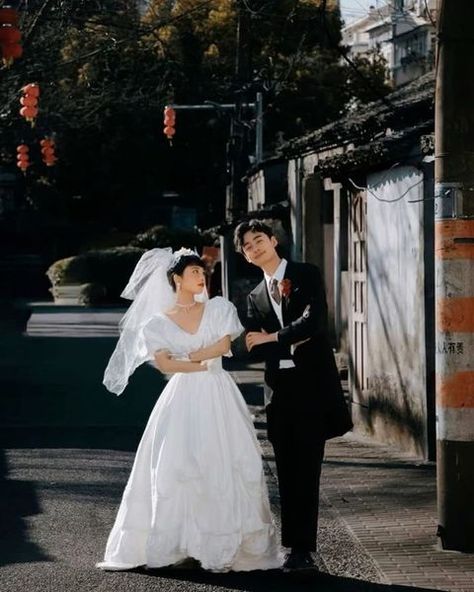 @skurtgangg • The ‘80s Hong Kong pre-wedding’ is a photography style with the aim to emphasize the authenti... • Threads 90s Wedding Photos, Hong Kong Wedding Photoshoot, 1980s Hong Kong Wedding, 1980s Hong Kong Wedding Photography, Asian 90s Fashion, Vintage Wedding Photoshoot, 80s Hong Kong, Pre Wedding Photo Ideas, 90s Hong Kong