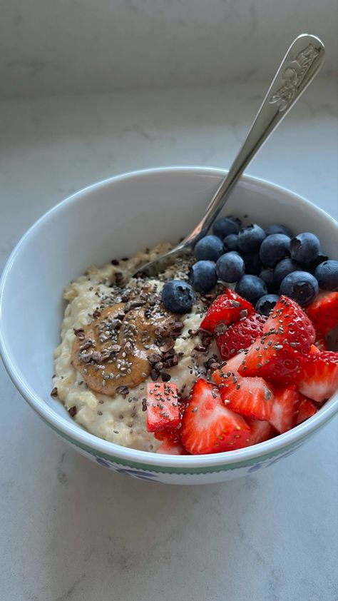 Oats Aesthetics, Oatmeal Bowl Aesthetic, Strawberry Oatmeal Aesthetic, Breakfast Fruit Bowl Aesthetic, Oatmeal With Fruit Aesthetic, Aesthetic Oatmeal Bowl, 1500 Calorie Meal Plan, Calorie Meal Plan, Simple Cake Designs