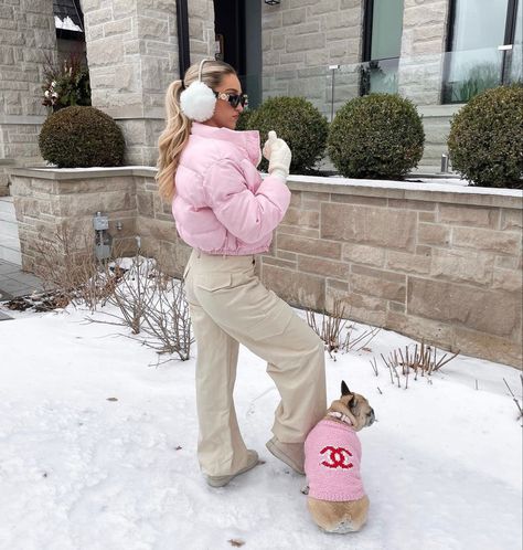 Pink Winter Jacket Outfit, Pink Jacket Outfit Winter, Pink Snow Outfit, Canada Winter Outfit, Pink Outfit Winter, Crop Puffer Jacket Outfit, Snow Pants Outfit, Outfit Rosado, Pink Winter Outfits