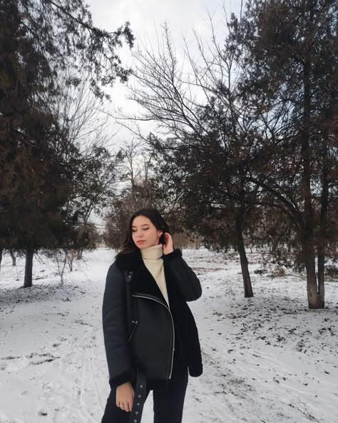 Karda Poz, Winter Senior Pictures, Snow Photoshoot, Beautiful Eyes Color, Label M, Instagram Ideas Photography, Model Poses Photography, White Picture, Faux Leather Jacket