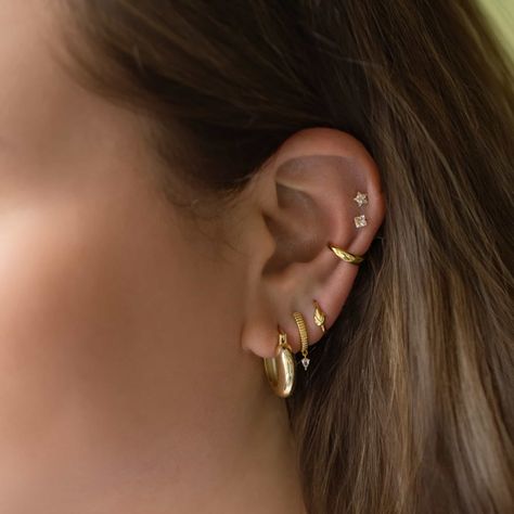 Good Ear Piercing Combinations, 2 Earrings In One Ear Gold, Gold Stack Earrings, Ear Piercing Ideas For Small Ears, Classy Earrings Everyday, Stackable Earring Ideas, Ear Piercings Small Ears, Ear Stack Ideas, Classy Earring Stack