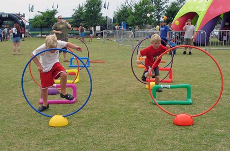 Obstacle Course! Build an obstacle course with your family! You can do this either inside or outside using just things you find around the house. The obstacles can include things to jump over, climb under, run around or activities to accomplish. Not only is this activity fun, it will allow the kids to use their creativity, resourcefulness and ingenuity! Sports Day Activities, Obstacle Course Ideas, Field Day Activities, Backyard Games Kids, Field Day Games, Backyard Party Games, Backyard Obstacle Course, Kids Obstacle Course, Course Ideas