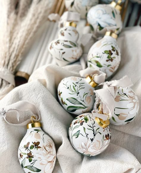 Green Christmas Tree Decorations, Vintage Valentine Crafts, Hand Painted Bauble, Handpainted Christmas Ornaments, Freshen Up Your Home, Christmas Interiors, Painted Christmas Ornaments, Painted Ornaments, Christmas Trends