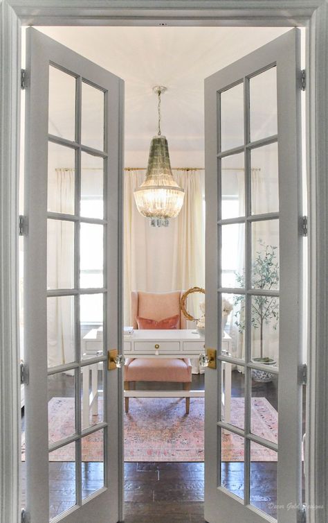 Light And Airy Home Office, Light Pink Office Ideas, Glamorous Home Office, Home Office Female, Small Feminine Office, French Home Office, Southern Office, Feminine Home Office Classy, Loft Office Design