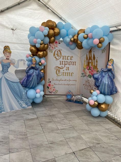 Cinderella Party Ideas Decoration, Cinderella Balloon Decorations, First Birthday Cinderella Theme, Cinderella Backdrop Ideas, Cinderella Theme Backdrop, Cinderella Theme Party, Cinderella Birthday Party Decorations Backdrops, Cinderella Birthday Party Decorations, Cinderella Quinceanera Themes