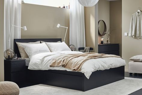 Ikea Malm Bedroom Ideas Black, Black Malm Bedroom Ideas, Ikea Malm Bed, Ikea Italia, Dark Bedroom Furniture, Malm Bed, Black And White Living Room, Ikea Bedroom, Brown Bed