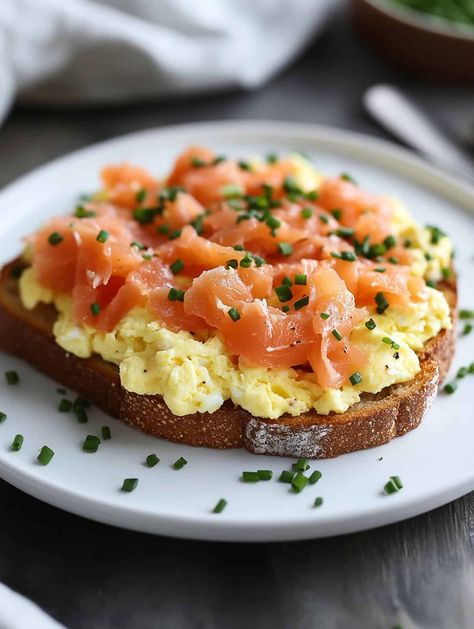 Smoked Salmon And Eggs Breakfast, Benefits Of Eating Eggs, Low Calorie Bread, Creamy Scrambled Eggs, Filling Snacks, Classic Breakfast, Brunch Time, Brunch Dishes, Christmas Breakfast