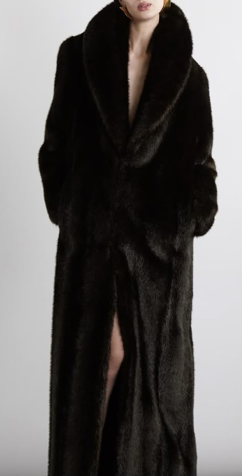 Brown Fur Coat, Black Fur Coat, Elegant Shawl, Fur Coat Vintage, Fabulous Furs, Fashionista Clothes, Fashion Runway, Dress And Heels, Women's Summer Fashion