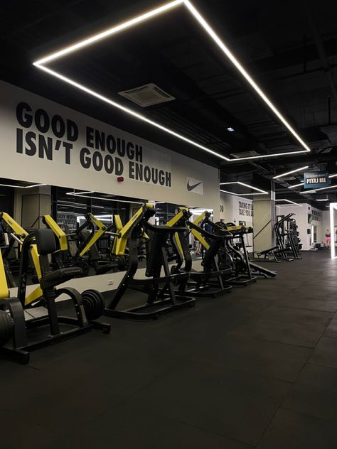 Gym Design Interior, Gym Wall Decal, Gym Wallpaper, Gym Interior, Pumping Iron, Motivation Pictures, Reel Ideas, Fitness Art, Fitness Motivation Pictures