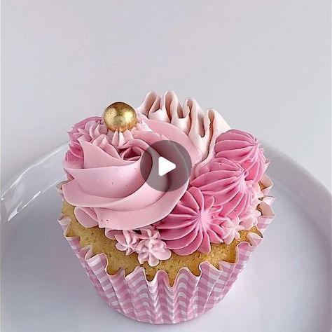 80th Cupcake Ideas, Fancy Cupcakes Decorating Design, Elegant Cupcakes Classy, Cupcakes With Macarons On Top, Cake And Cupcakes Combo, Decorated Cupcakes Ideas Creative, Bridal Shower Cupcakes Ideas, Fancy Cupcakes Decorating, Victorian Cupcakes