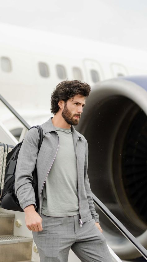 Dansby Swanson arrives in Philadelphia for the NLDS. Hair Colours For Olive Skin, Round Face Wedding Hairstyles, Wavy Hair Round Face, Hairstyles Plaits, Haircuts For Balding Men, Long Curly Hair Men, Mens Haircuts Medium, Dansby Swanson, Beard Game