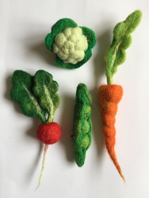 Felted Vegetables, Diy Laine, Needle Felted Fox, Diy Tricot, Felt Fruit, Felt Craft Projects, Needle Felting Diy, Needle Felted Christmas, Felted Wool Crafts