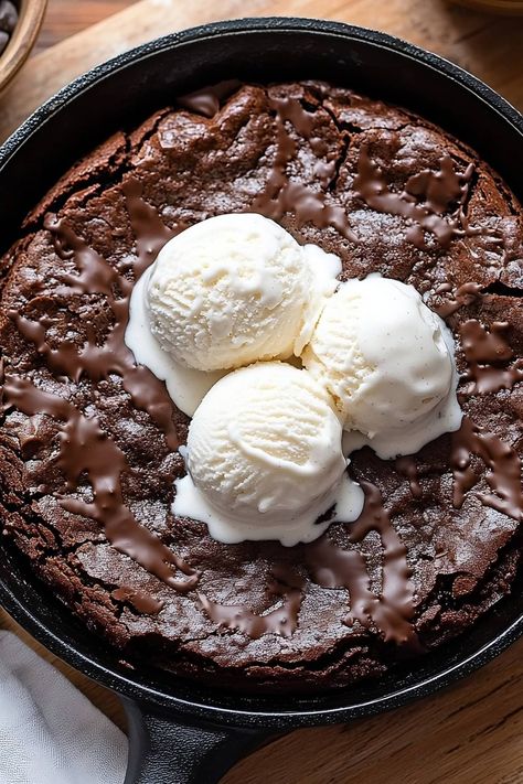 Skillet Brownie - Insanely Good Gooey Brownie Pie, Brookie Skillet, Brownie Skillet, Brownie Pizza, Skillet Desserts, Skillet Brownie, Cast Iron Skillet Cooking, Brownie Pie, Gooey Brownies