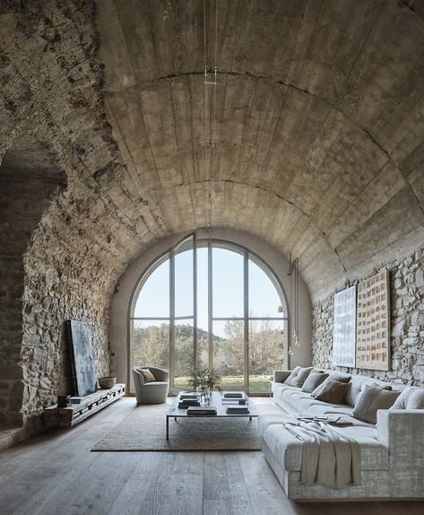 Spanish Farmhouse, Loft Interior, Rural Retreats, Design Studios, Old Farmhouse, Design Case, Stone Wall, Interior Design Trends, 인테리어 디자인