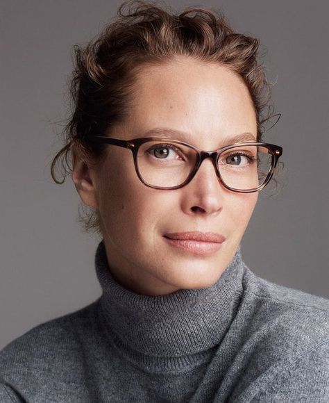 Christy Turlington Glasses Inspiration, Womens Glasses Frames, Extraordinary Women, نظارات شمسية, Fashion Eye Glasses, Karlie Kloss, Christy Turlington, Headshots Professional, Wearing Glasses