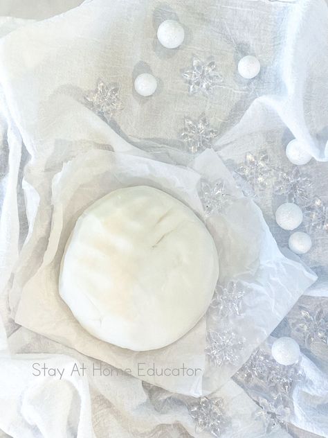 White playdough! Are you making snow playdough, or need a super pure white playdough recipe? This is it! Playdough using flour doesn't turn out white, but this baking soda playdough recipe make a pure white playdough, like snow! Vanilla Playdough Recipe, White Playdough Recipe, Snow Playdough, Soft Playdough Recipe, White Playdough, Gluten Free Playdough, Playdough Ideas, Snow Dough, Cooked Playdough