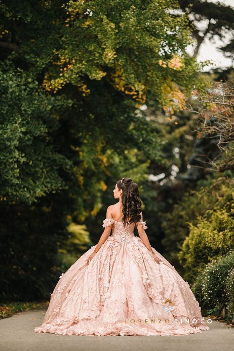 Quinceñera Picture Poses, Picture Ideas For Quinceanera, Pre Quinceanera Photoshoot, Garden Quinceanera Photoshoot, Photo Ideas For Quinceanera, Quince Group Photos, 15 Pictures Ideas Photography, Quince Photoshoot Ideas Garden, Quinceanera Photo Shoot Ideas