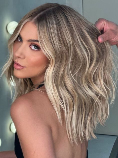 Soft waves with platinum blonde highlights, a trending style Medium Balayage Hair, Medium Blonde Hair Color, Soft Blonde Highlights, Blonde Hair Tips, Icy Blonde Highlights, Dark Blonde Highlights, Platinum Highlights, Medium Blonde Hair, Platinum Blonde Highlights