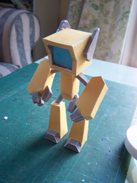 Paper Toy Design, Cardboard Robot, Instruções Origami, Paper Toy, Cardboard Art, Robot Toy, The Robot, Vinyl Toys, Paper Model