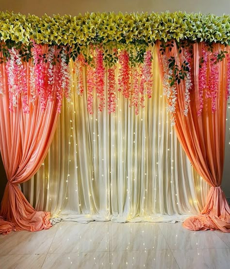 Wedding Party Background, Background Curtain Decoration, Floral Wedding Mandap, Indian Engagement Backdrop Ideas, Half Saree Function Decoration Ideas Simple At Home, Simple Decoration For Engagement, Flower Curtain Backdrop, Banana Leaf Backdrop, Mandap Decoration Ideas