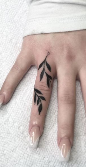 Finger Vine Tattoo, Vine Tattoo Stencil, Miniature Tattoos, Tato Minimal, Vine Tattoo, Tato Henna, Finger Tattoo For Women, Finger Tats, Finger Henna Designs