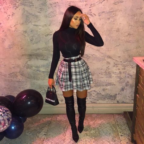 LASULA on Instagram: “GOING FAST ⚡️ @hannahmbrownrigg 🔍 Hayley Black Tartan Pleated Mini Tennis Skirt, £14 👆 tap image to shop 50% off or more off everything*…” Dinner Outfit Ideas Winter, Birthday Dinner Outfit Ideas, Winter Dinner Outfit, Dinner Outfit Ideas, Birthday Dinner Outfit, Outfit Ideas Winter, Rok Outfit, Style College, Chique Outfits