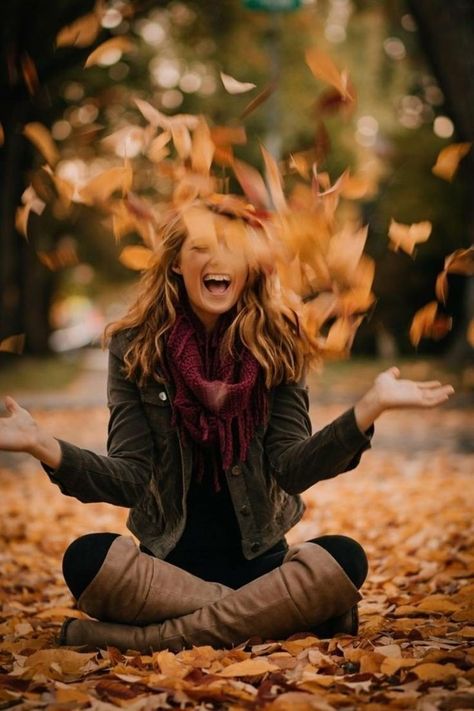 Best photography 😍 Fall Portraits, Shotting Photo, Photographie Portrait Inspiration, Foto Tips, Portrait Photography Poses, Fall Photoshoot, Falling Leaves, Photography Poses Women, Shooting Photo