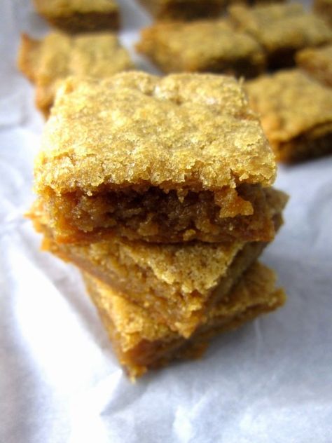 Blondies Recipe Easy, Coconut Oil Skin, Coconut Oil Cookies, Cannibis Recipes, Baking With Coconut Oil, Deserts Easy, Coconut Oil Skin Care, Coconut Oil Recipes, Blondies Recipe