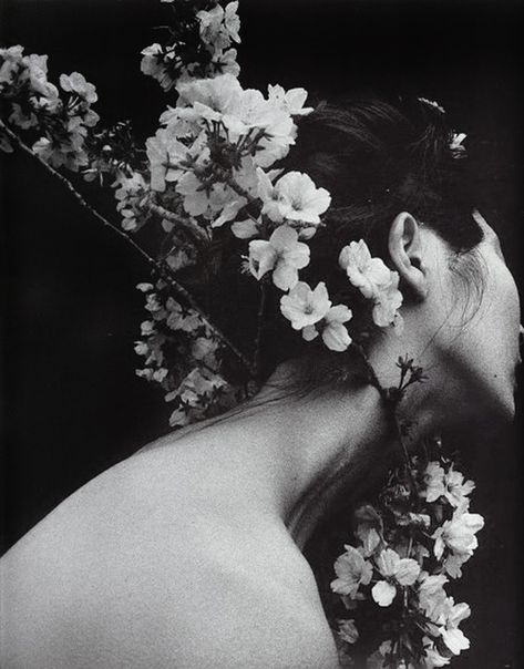 feel & smell the skin...Photographed by Sayaka Maruyama (via Milk & Mead www.bloglovin.com) Deep Books, Flowers In Her Hair, Salou, Foto Art, 인물 사진, Photography Inspo, White Photography, Black And White Photography, A Black