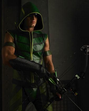 Justin Hartley as the Green Arrow Green Arrow Smallville, Arrow Show, Justin Hartley, Arrow Oliver, Real Green, Tom Welling, Pokemon Cosplay, Male Celebrity, Dc Legends Of Tomorrow