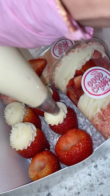 Piped Strawberries, Chocolate Covered Strawberries In A Cup, Crunch Cup, Cheesecake Treats, Strawberry Cheesecake Cups, Dipped Desserts, Strawberry Business, Cheesecake Ideas, Cheesecake Stuffed Strawberries