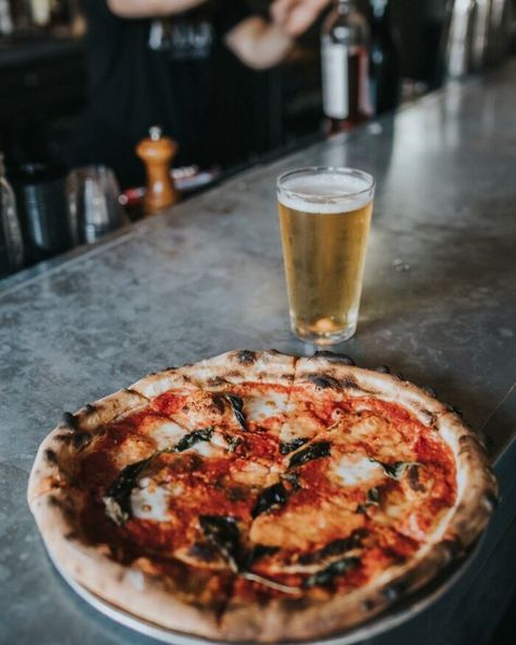 Pizza and beer. A classic combination that's beautiful in its simplicity. Pizza And Beer Aesthetic, Italian Beer, Woodfire Pizza, Mod Pizza, Pizza Pops, Pizza Photography, Life Of Pie, Sugar Biscuits, Auto Garage