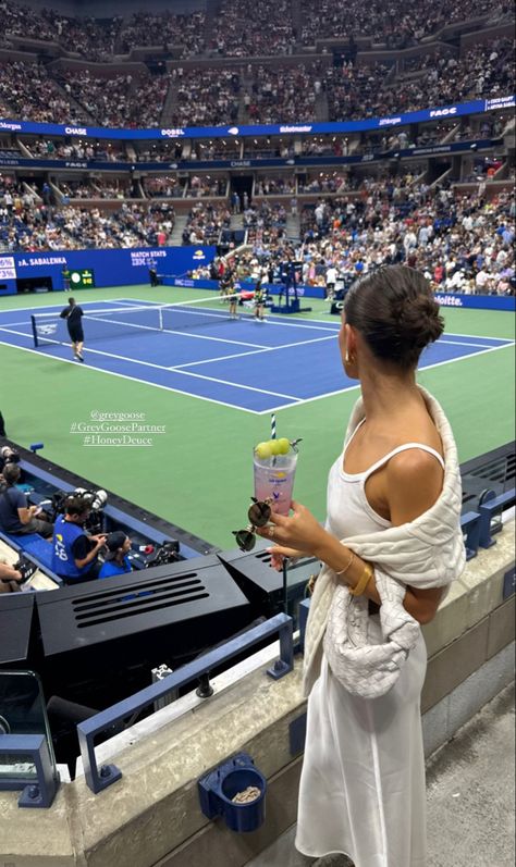 Tennis Girlfriend Aesthetic, Tennis Open Outfit Style, Tennis Mom Outfit, Tennis Match Outfit Spectator, Us Open Outfit Tennis Spectator, Tennis Spectator Outfit, Tennis Match Outfit, Wimbledon Aesthetic, Tennis Wag