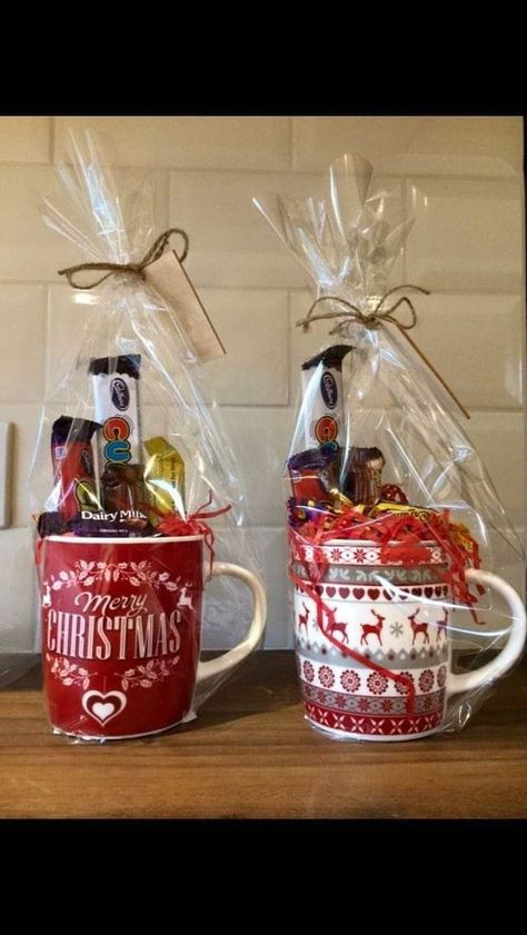 Mug Hamper Ideas, Christmas Minute To Win It, Games For Party, Diy Christmas Mugs, Xmas Hampers, Creative Gift Baskets, Christmas Gift Hampers, Hot Chocolate Gifts, Minute To Win