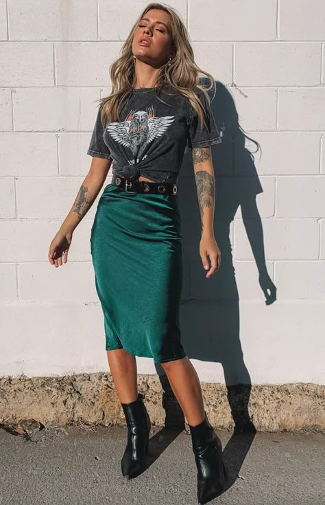 Trisha Midi Skirt Emerald – Beginning Boutique Satin Skirts, Estilo Hipster, Stylist Outfit, Looks Country, Night Out Outfit, Mode Inspo, Green Skirt, Edgy Outfits, Mode Inspiration