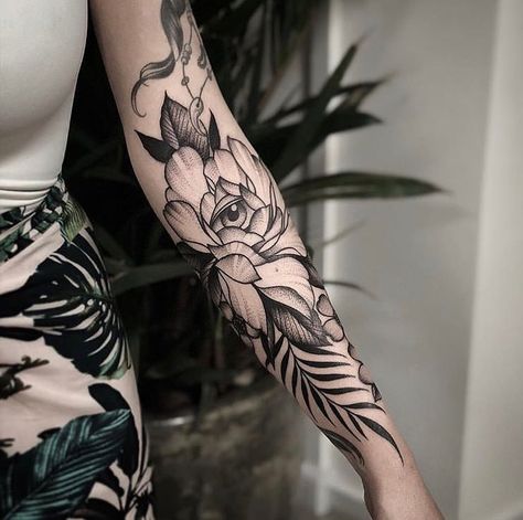 Black And Shaded Tattoos, High Contrast Floral Tattoo, Flower Cover Up Tattoos, Floral Arm Tattoo, Cover Up Tattoos For Women, Mangas Tattoo, Small Chest Tattoos, Tattoo Apprenticeship, Flower Tattoo Drawings