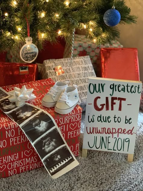 38 Christmas Pregnancy Announcements for Your Baby Reveal - Just Simply Mom Pregnancy Hacks, Baby Announcement Photoshoot, Fun Baby Announcement, Christmas Baby Announcement, Cute Pregnancy Announcement, Baby Announcement Pictures, Pregnancy Announcement Photos, Christmas Pregnancy Announcement