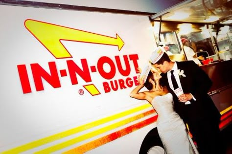 in n out burgers for our wedding -- for the kids!! i..want...this!!!! xD Wedding Food Truck Receptions, Food Truck Reception, Wedding Reception Snacks, Wedding Snack, Late Night Munchies, Night Wedding Reception, In And Out Burger, Food Truck Wedding, Wedding Snacks